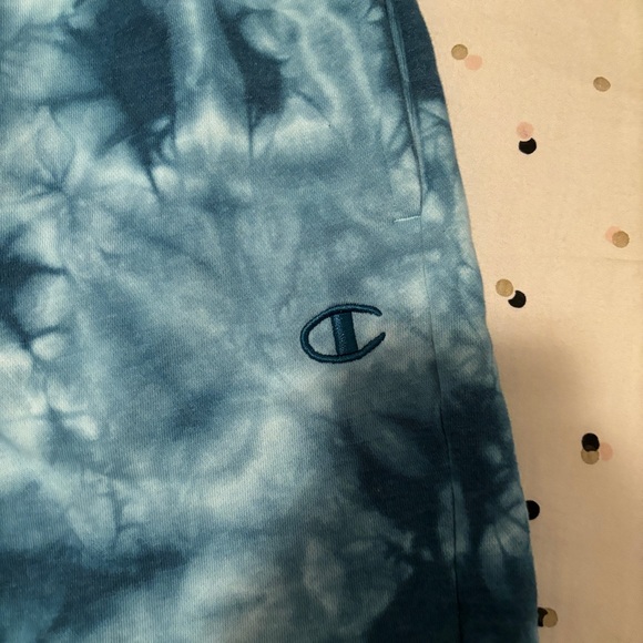 🆕 Champion Tie-Dye Shorts - Picture 2 of 4
